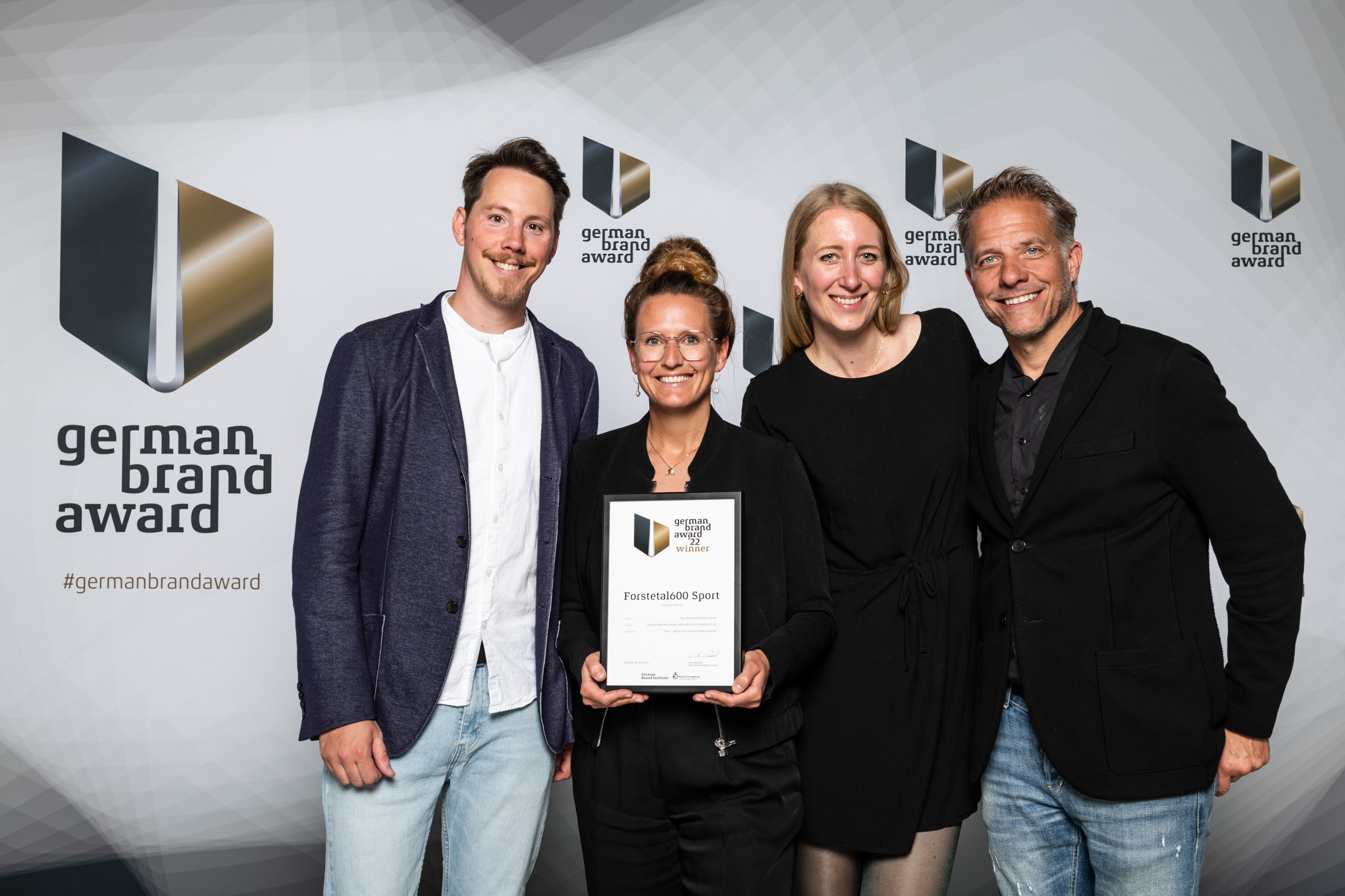 German Brand Award Gewinner 2022 FORSTETAL600 Sport Bild mit dem floed Team